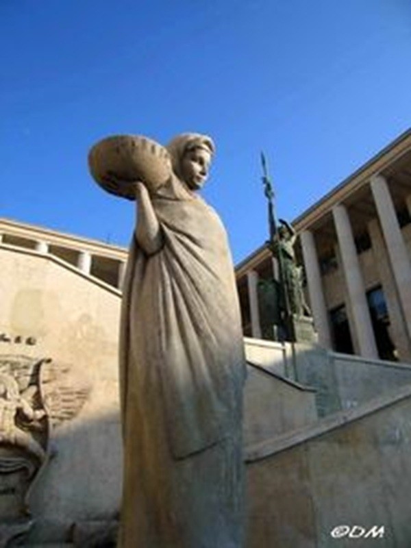 تمثال "المرأة البيظانية" على شارع نيويورك في الدائرة 16 بمدينة باريس