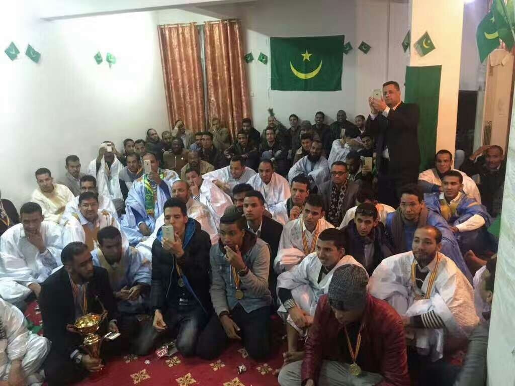 صورة لأفراد الجالية الموريتانية في المدينة