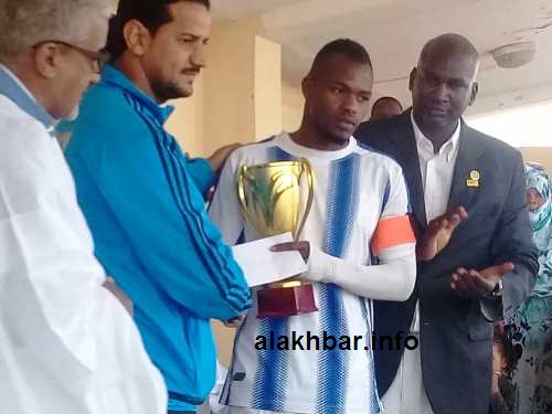 المندوب الجهوي لوزارة الشباب والرياضة يسلم كأس البطولة لقائد فريق الساحل رفقة ظرف مغلق/ الأخبار
