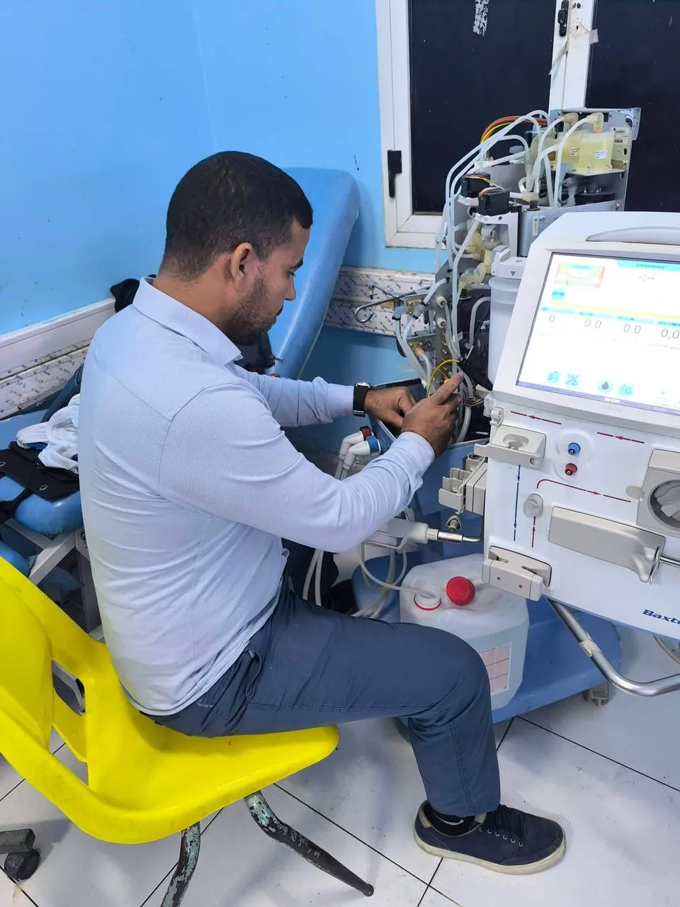 فريق فني لتشخيص أعطال أجهزة التصفية وإصلاح 28 منها