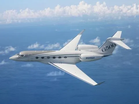 مغادرة طاقم طائرة خاصة بعد احتجاز مؤقت بسبب مبالغ مالية غير مصرح بها