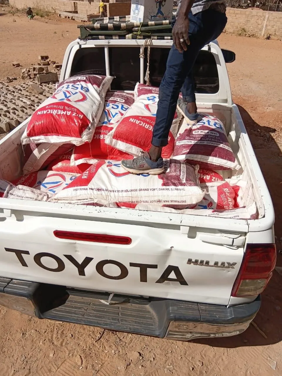 الجمارك تُحبط تهريب 13 طنًا من الإسمنت و3 طنان من الأرز