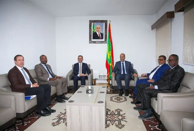 السفير الفرنسي يلتقي عضوين في الحكومة ومدير الأمن