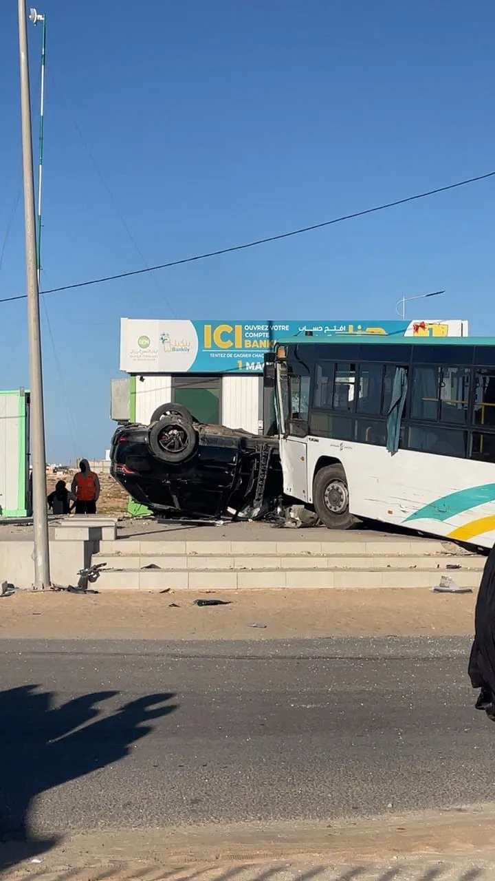جرحى في تصادم بين باص لنقل الطلاب وسيارة رباعية الدفع