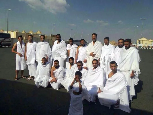أفراد الجالية الذين شاركوا في رحلة العمرة