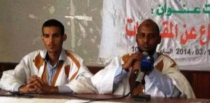 ولد إبراهيم (يمين) خلال محاضرته اليوم في المعهد العالي بانواكشوط