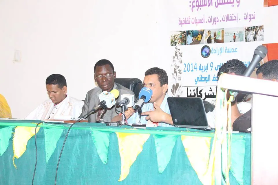 رئيس جمعية الإرادة (يسار) مع بعض محاضري ندوة عن الإعلام ضمن أنشطة الأ?