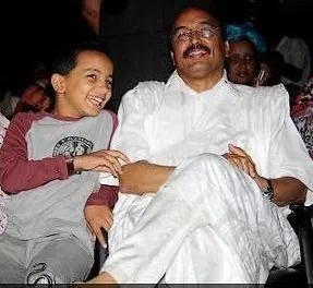 ولد عبد العزيز مع نجله خلال أحد الأنشطة السياسية الداعمة له في الحمل?