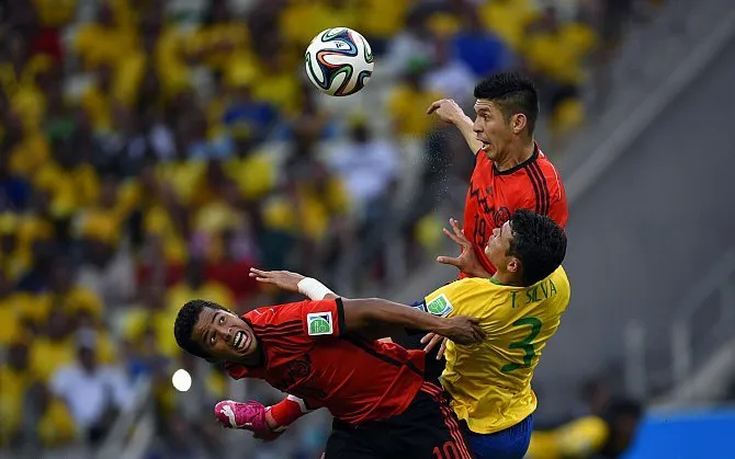 المكسيك تحرج السامبا البرازيلية رغم التعادل(صور)