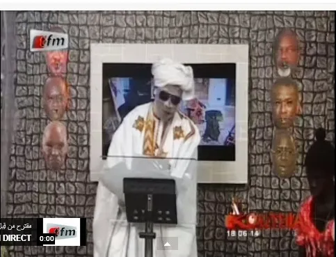 الفنان الكوميدي كوتيا خلال تقليده للرئيس الموريتاني