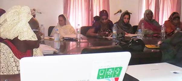 عمال صحة يتلقون دورة حول التوليد