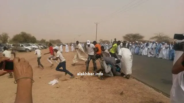 الصراع على المبالغ المالية التي تم رميها على الطريق (الأخبار)