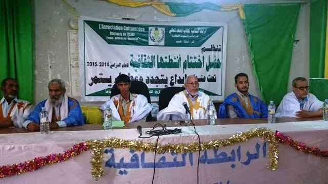 المنصة الرسمية للحفل، وفي الوسط مدير المعهد العالي الدكتور محفوظ ول?