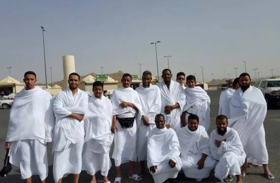 مكتب رابطة الجالية بالكويت ينظم عمرة لأفراد الجالية