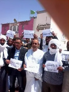 جانب من المظاهرة التى نظمها السكان أمام المنطقة الحرة للمطالبة بوقف 