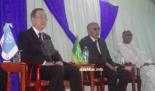 الوزير الأول الموريتاني يحي ولد حدمين (وسط) وعن يساره الأمين العام لل