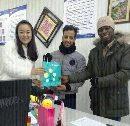 الطالبان الموريتانيان خلال استلامهما الجائزة