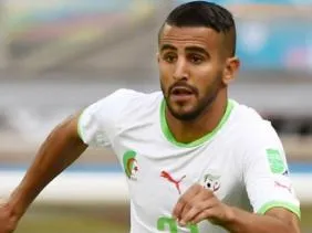 رياض محرز ينقذ المنتخب الجزائري من الإخفاق أمام زيمبابوي