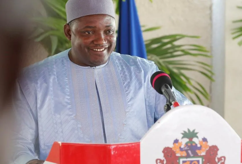 الرئيس الغامبي آدما بارو خلال أول مؤتمر صحفي عقده ببانجول بعد أيام م?