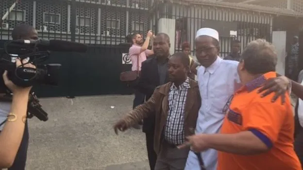 بعض الصحفيين خلال لحظة الإفراج عنهم.