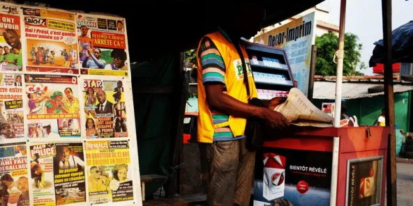 كشك لبيع الصحف بساحل العاج.
