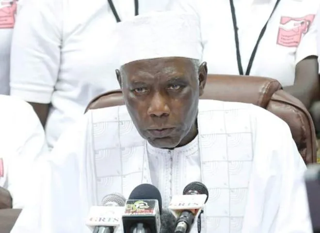 آليو مومار انجاي رئيس لجنة الانتخابات الغامبية في مؤتمر صحفي سابق، ق