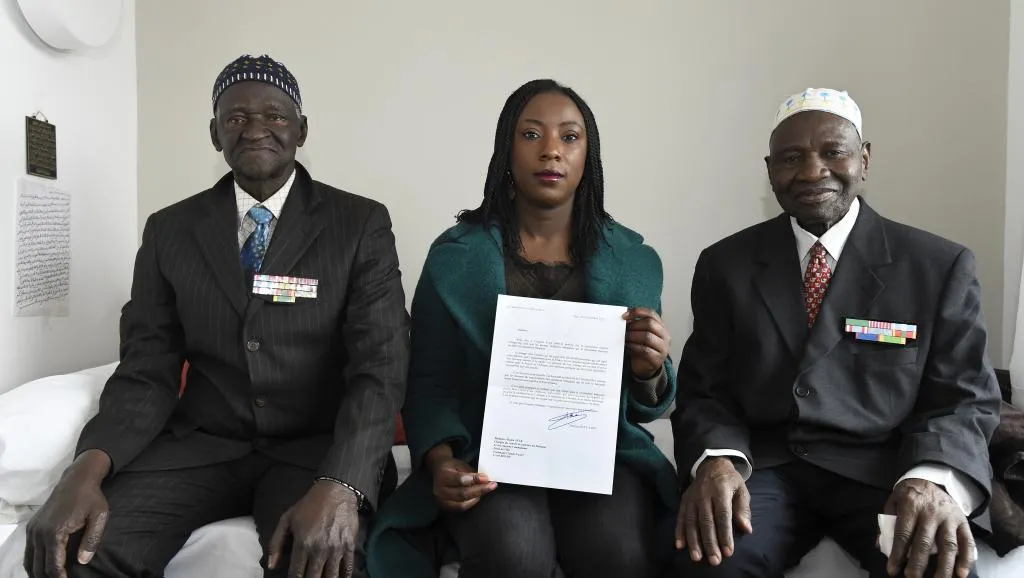 بعض الأفارقة الذين حصلوا على الجننسية الفرنسية.