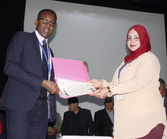 الشاعر جاكيتي الشيخ سك خلال مشاركته في المهرجان الثقافي الدولي