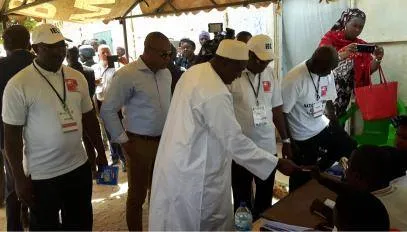 الرئيس الغامبي آدما بارو خلال الإدلاء بصوته في انتخابات 6 ابريل التش?