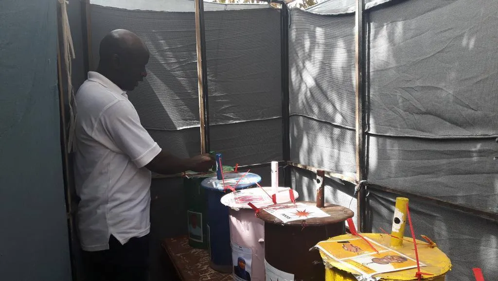 أحد الناخبين الغامبيين أثناء الإداء بصوته.