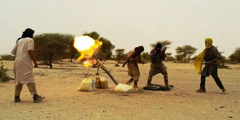 مقاتلو جماعة "نصرة الإسلام والمسلمين" خلال قصفهم لمطار تمبكتو صباح ا?