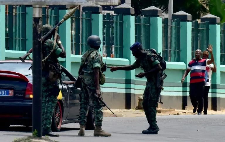 جنود "متمردون" أمام معسكر للجيش وسط آبيدجان 12 مايو 2017.