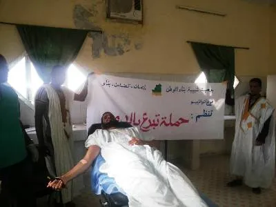 جانب من انطلاقة حملة التبرع أمس من قبل فرع جمعية الشبيبة بنواذيبو (تص