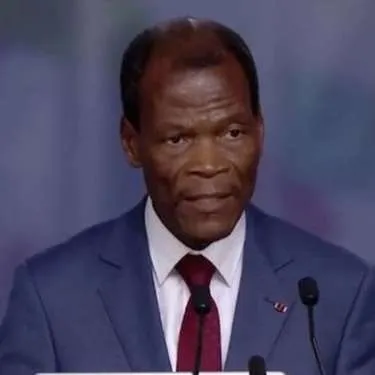 كانديد آرماند ماري آزاني وزير الدفاع السابق المستقيل من حكومة اباتر?