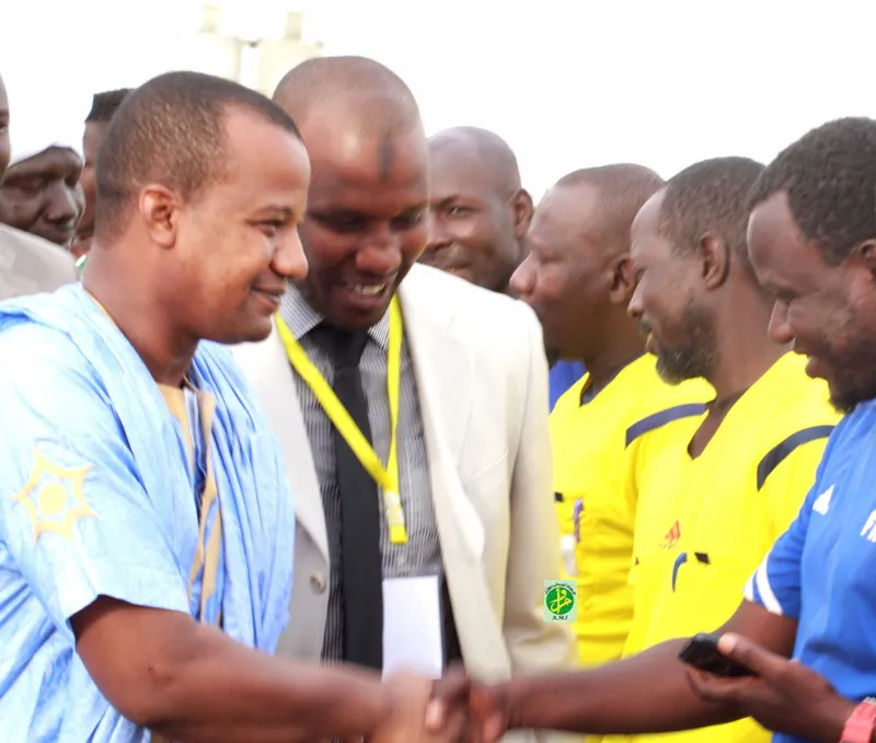 وزير الشباب والرياضة محمد ولد جبريل خلال مصافحة اللاعبين (وما)