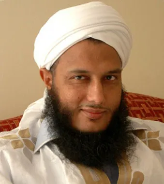 الشيخ الددو في زيارة سابقة للشيخ محنض بابه رفقة ضيوف من الخليج