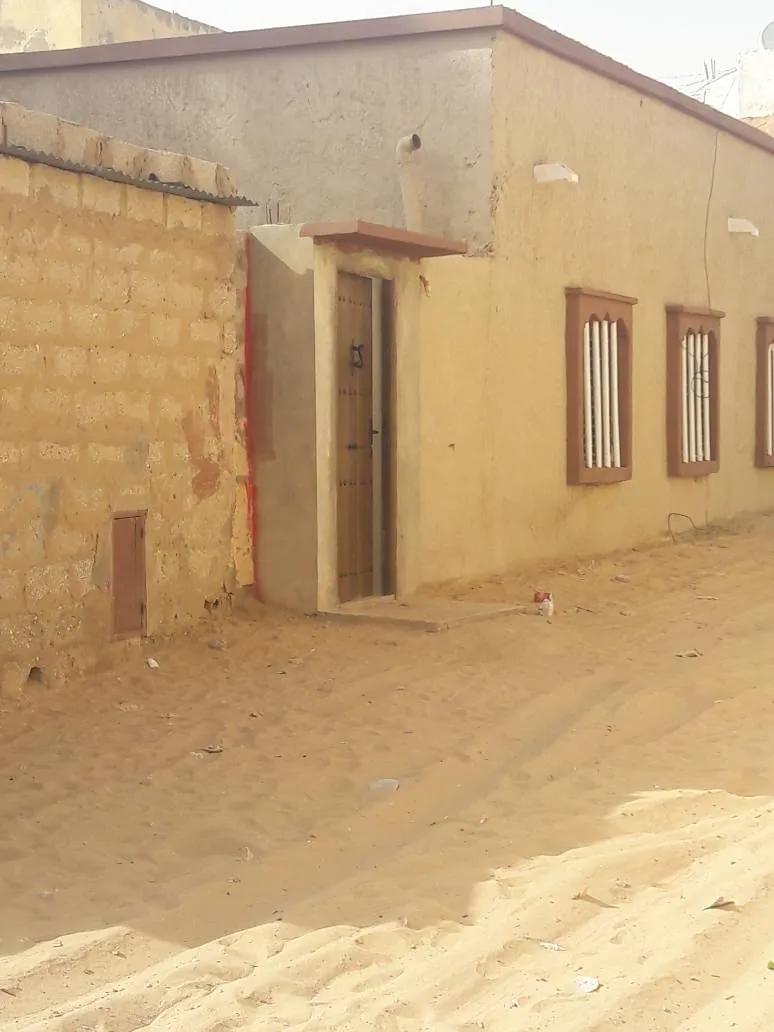 من اليمين منزل جيران بنت سيدي محمد حيث يقع باب سلالمهم  وجزء من صالون?