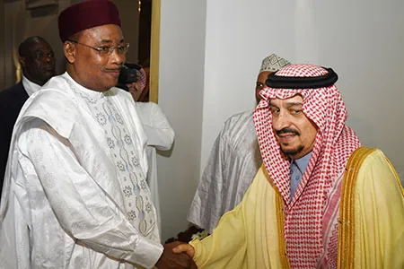 Le-Chef-de-lEtat-accueilli-parSon-Altesse-Royal-Faial-Ben-Bandar-Ben-Turki-Gouverneur-de-la-rgion-de-Riyad--