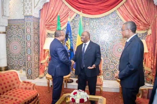 علي بونغو خلال لقائه بعض أعضاء الحكومة.