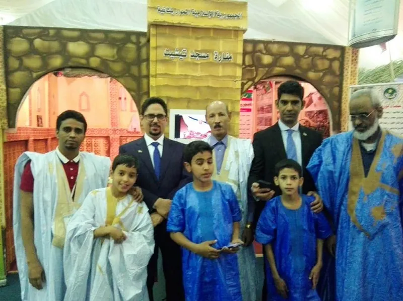السفير الموريتاني محمد الأمين ولد الشيخ مع بعض المشاركين في المهرجا?