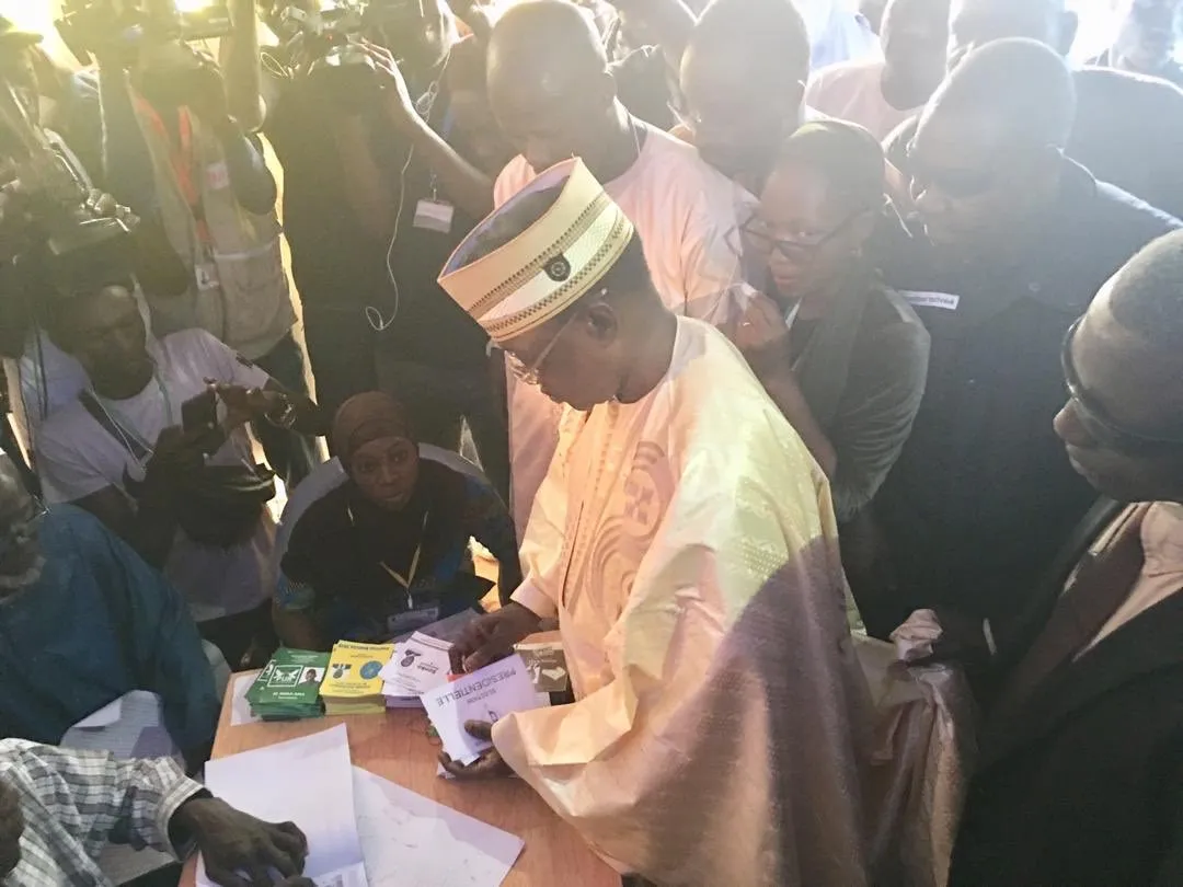 ماديكي نيانغ خلال الإدلاء بصوته في الانتخابات الرئاسية بمدينة طوبى.