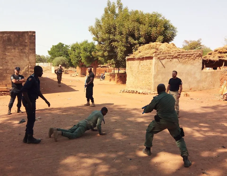 armee-malienne-troupe-defile-fama-soldat-embuscade-tirs-formation-eutm