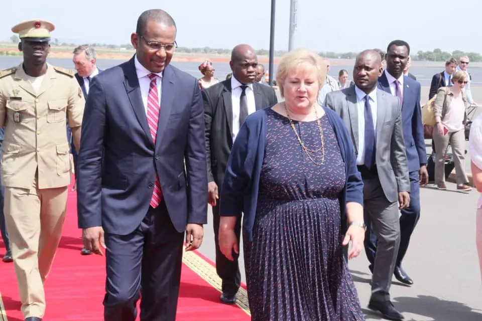 رئيسة وزراء النرويج إيرنا سولبيرغ والوزير الأول المالي بوبو سيسي