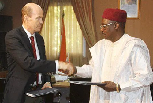 وزير الدفاع النيجري كالا موتاري والسفير الألماني لدى نيامي هيرمان ن?