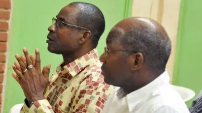 من اليمين الجنرال جبريل باسولي، ومن اليسار الجنرال غيلبيرت ديندري