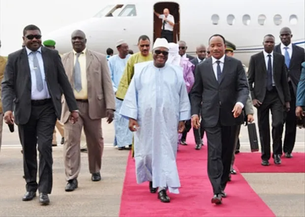 رئيس النيجر محمدو إسوفو خلال وصوله مالي 