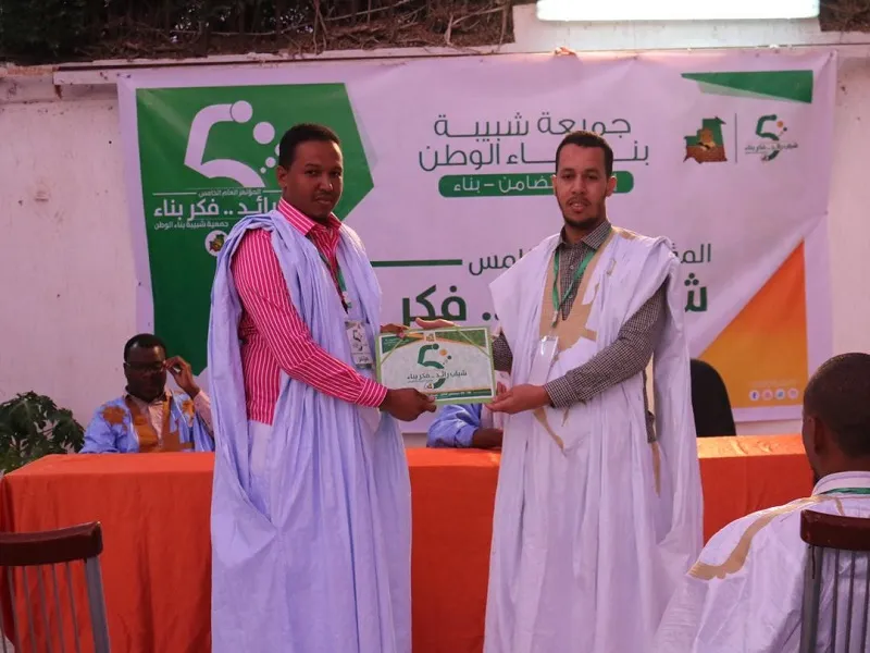 رئيس جمعية الشبيب الجديد  المختار ولد أحمد ميلود (يمين) إلى جانب رئيس?