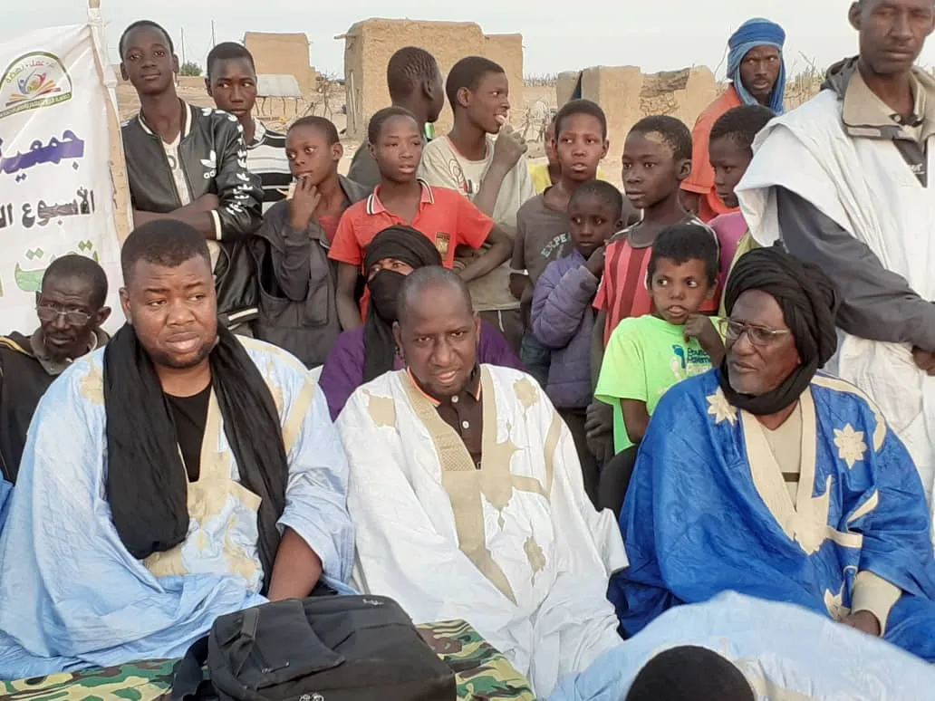 الأمين العام للجمعية (يسار) مع بعض حضور حفل افتتاح الأسبوع الثقافي