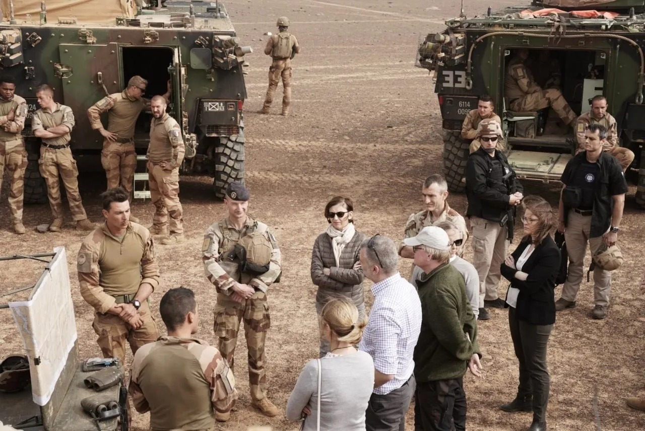 فلورنس بارلي و3 من نظرائها الأوروبيين خلال زيارة القاعدة الفرنسية بغ