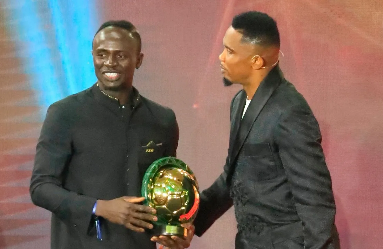 اللاعب الدولي السنغالي ساديو ماني خلال تتويجه بجائزة أفضل لاعب إفري?